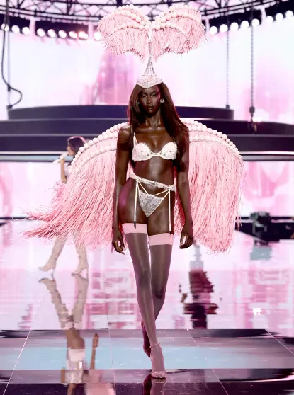 Адриана Лима, Ирина Шейк, Джиджи и Белла Хадид, Алессандра Амбросио, дебют Эмили Ратаковски и "ангелы" на шоу Victoria's Secret