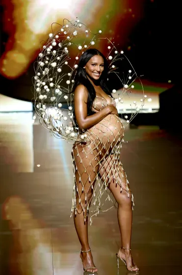 Адриана Лима, Ирина Шейк, Джиджи и Белла Хадид, Алессандра Амбросио, дебют Эмили Ратаковски и "ангелы" на шоу Victoria's Secret