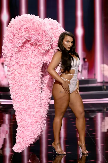 Адриана Лима, Ирина Шейк, Джиджи и Белла Хадид, Алессандра Амбросио, дебют Эмили Ратаковски и "ангелы" на шоу Victoria's Secret