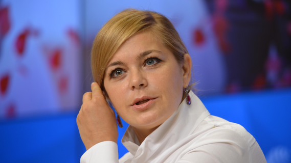 Наконец вышла замуж? Пегова носит кольцо на безымянном пальце не просто так
Наконец вышла замуж? Пегова носит кольцо на безымянном пальце не просто так