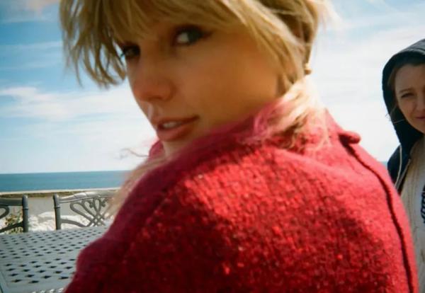 Джиджи Хадид рассказала, на чьей она стороне в ссоре Тейлор Свифт и Блейк Лайвли
Джиджи Хадид рассказала, на чьей она стороне в ссоре Тейлор Свифт и Блейк Лайвли