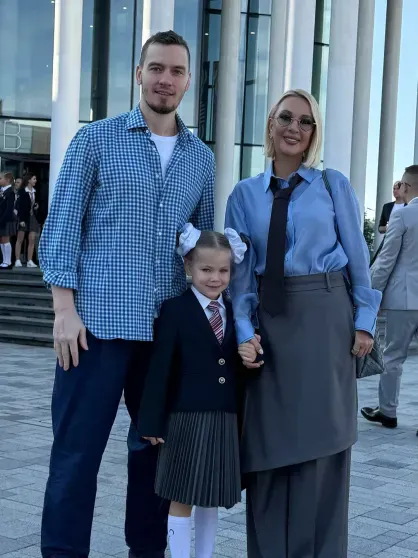 Агата Муцениеце, Полина и Дмитрий Дибровы, Сергей Лазарев, Яна Рудковская: звёзды отвели детей в школу 1 сентября