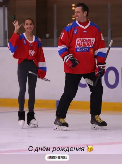 Алина Загитова опубликовала совместное фото с Романом Ротенбергом в честь его 44-летия Алина Загитова опубликовала совместное фото с Романом Ротенбергом в честь его 44-летия