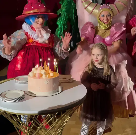 Аниматоры и торт принцессы: дочери Анастасии Заворотнюк и Петра Чернышёва исполнилось семь лет Аниматоры и торт принцессы: дочери Анастасии Заворотнюк и Петра Чернышёва исполнилось семь лет