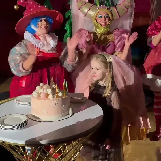Аниматоры и торт принцессы: дочери Анастасии Заворотнюк и Петра Чернышёва исполнилось семь лет Аниматоры и торт принцессы: дочери Анастасии Заворотнюк и Петра Чернышёва исполнилось семь лет