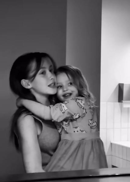 Анна Пересильд рассказала о единокровной младшей сестре
Анна Пересильд рассказала о единокровной младшей сестре