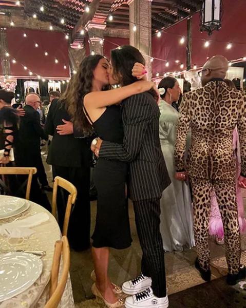 Модель и полиглот: интересные факты о дочери Моники Беллуччи Деве Кассель Модель и полиглот: интересные факты о дочери Моники Беллуччи Деве Кассель