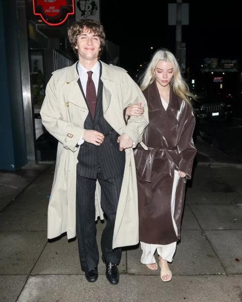 Аня Тейлор-Джой с мужем сходили на день рождения подруги в парных аутфитах
Аня Тейлор-Джой с мужем сходили на день рождения подруги в парных аутфитах