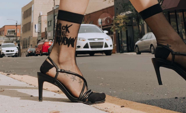 Босоножки с колготками и носками: что и с чем носим, 4 совета стилиста Босоножки с колготками и носками: что и с чем носим, 4 совета стилиста