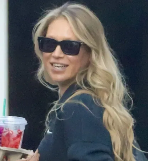 Беременную четвёртым ребёнком Анну Курникову засняли в Майами Беременную четвёртым ребёнком Анну Курникову засняли в Майами