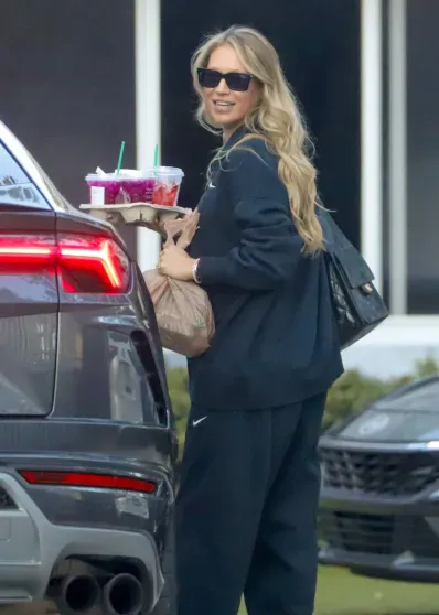 Беременную четвёртым ребёнком Анну Курникову засняли в Майами Беременную четвёртым ребёнком Анну Курникову засняли в Майами