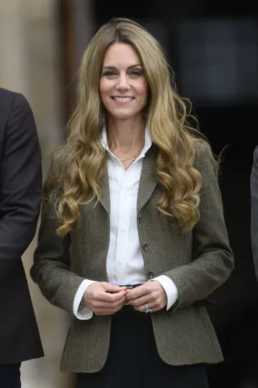 Блонд и объёмная укладка: в сети обсуждают, что Кейт Миддлтон носит парик из-за рецидива рака Блонд и объёмная укладка: в сети обсуждают, что Кейт Миддлтон носит парик из-за рецидива рака