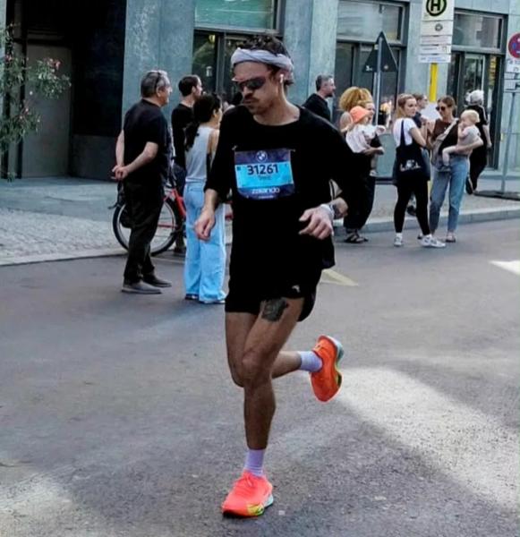 
                Гарри Стайлс пробежал марафон в Берлине под чужим именем            