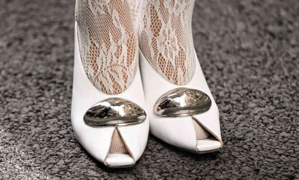 С носками, чулками и ярким педикюром: как будем носить туфли с открытым мысом С носками, чулками и ярким педикюром: как будем носить туфли с открытым мысом