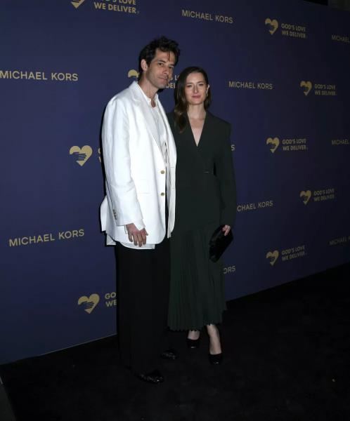 Энн Хэтэуэй, Хлоя Севиньи и другие звезды на Golden Heart Awards 2025
Энн Хэтэуэй, Хлоя Севиньи и другие звезды на Golden Heart Awards 2025