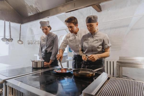 Из «пацанки» с темным прошлым в звезду сериалов: Кира Медведева откровенно о съемках в «Шефе» и пути к мечте Из «пацанки» с темным прошлым в звезду сериалов: Кира Медведева откровенно о съемках в «Шефе» и пути к мечте