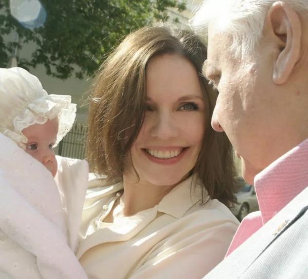 Марина Зудина поделилась архивными снимками с Олегом Табаковым
Марина Зудина поделилась архивными снимками с Олегом Табаковым