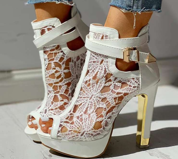 С носками, чулками и ярким педикюром: как будем носить туфли с открытым мысом С носками, чулками и ярким педикюром: как будем носить туфли с открытым мысом