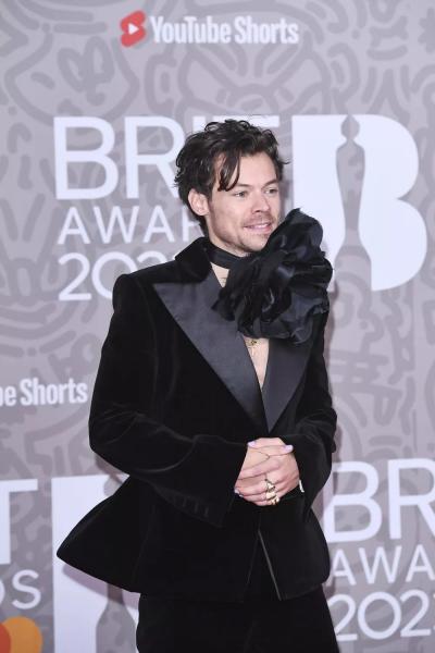 
                Гарри Стайлс пробежал марафон в Берлине под чужим именем            