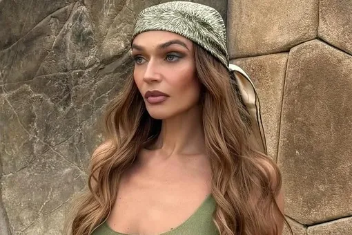 Алена Водонаева в облегающем платье без бюстгальтера снялась на пляже в Геленджике Алена Водонаева в облегающем платье без бюстгальтера снялась на пляже в Геленджике