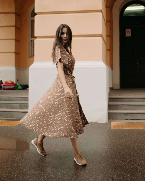 Платье-халат: кому эта модель особенно к лицу и какую обувь к ней подобрать Платье-халат: кому эта модель особенно к лицу и какую обувь к ней подобрать