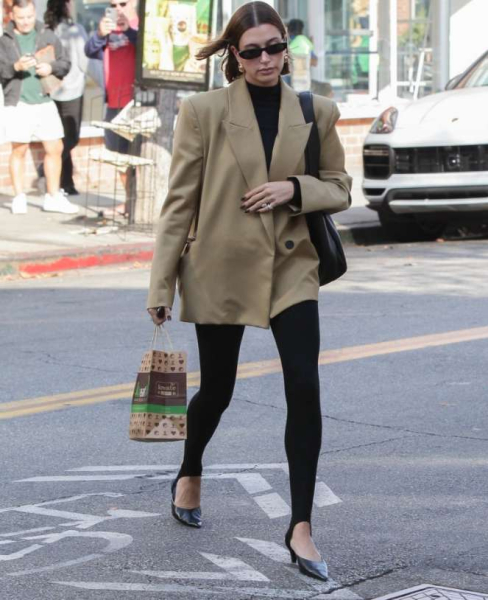 Не только для спорта и прогулки: как стилизовать легинсы этой весной и летом