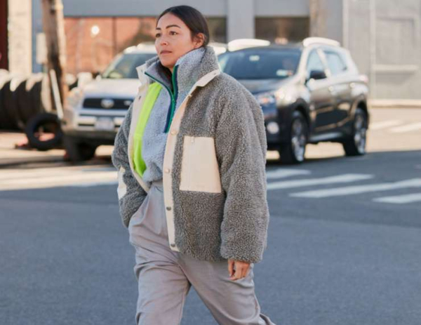 Под лаской плюшевого пледа: как и с чем носить флисовые толстовки