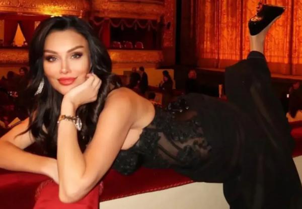 "Деградация". В сети обсуждают ведущую "России 24" из-за неэтичных фото в Большом театре "Деградация". В сети обсуждают ведущую "России 24" из-за неэтичных фото в Большом театре