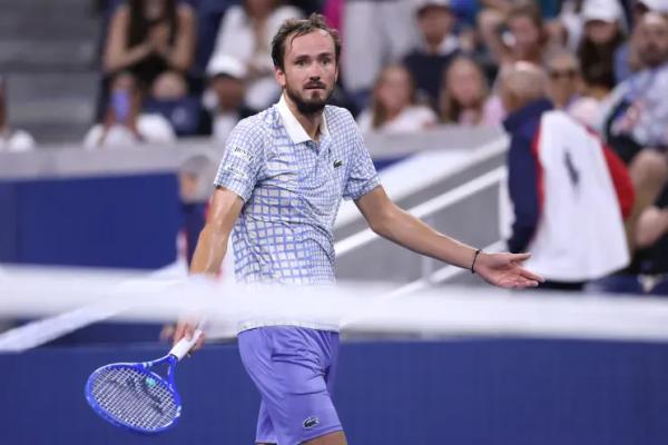 Делал неприличные жесты, сломал ракетку и довёл жену: Даниил Медведев устроил скандал на US Open Делал неприличные жесты, сломал ракетку и довёл жену: Даниил Медведев устроил скандал на US Open