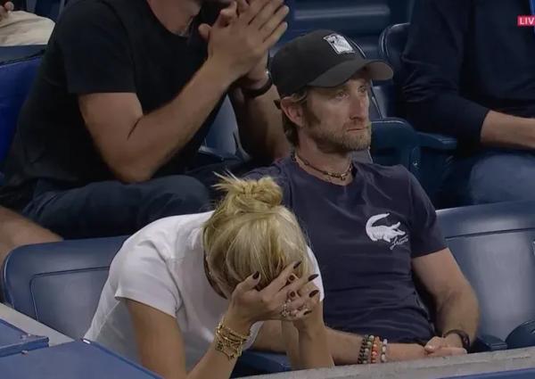 Делал неприличные жесты, сломал ракетку и довёл жену: Даниил Медведев устроил скандал на US Open Делал неприличные жесты, сломал ракетку и довёл жену: Даниил Медведев устроил скандал на US Open