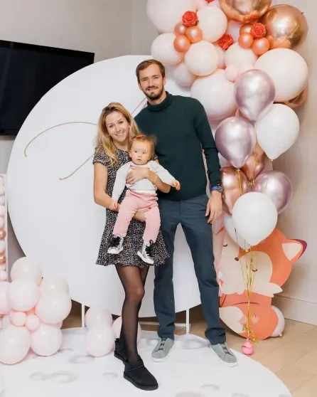 Делал неприличные жесты, сломал ракетку и довёл жену: Даниил Медведев устроил скандал на US Open Делал неприличные жесты, сломал ракетку и довёл жену: Даниил Медведев устроил скандал на US Open