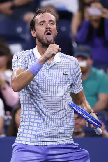 Делал неприличные жесты, сломал ракетку и довёл жену: Даниил Медведев устроил скандал на US Open Делал неприличные жесты, сломал ракетку и довёл жену: Даниил Медведев устроил скандал на US Open