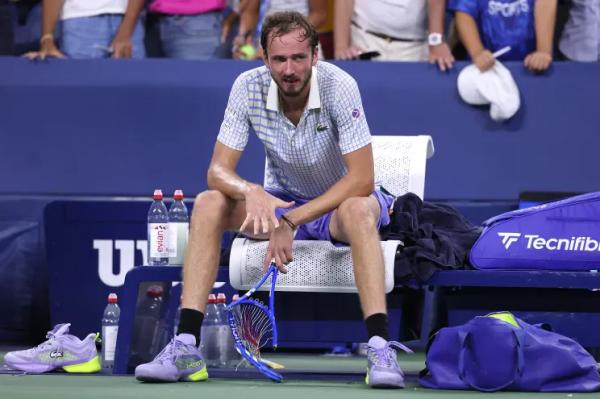 Делал неприличные жесты, сломал ракетку и довёл жену: Даниил Медведев устроил скандал на US Open Делал неприличные жесты, сломал ракетку и довёл жену: Даниил Медведев устроил скандал на US Open