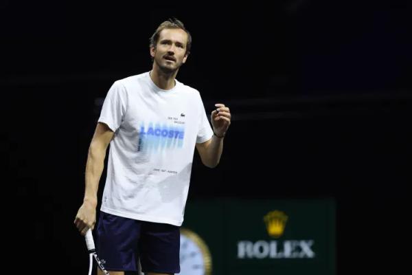 Делал неприличные жесты, сломал ракетку и довёл жену: Даниил Медведев устроил скандал на US Open Делал неприличные жесты, сломал ракетку и довёл жену: Даниил Медведев устроил скандал на US Open