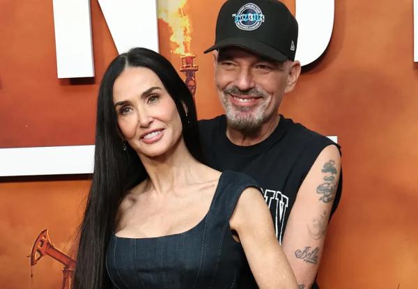 Деми Мур вышла в свет с бывшим мужем Анджелины Джоли Деми Мур вышла в свет с бывшим мужем Анджелины Джоли