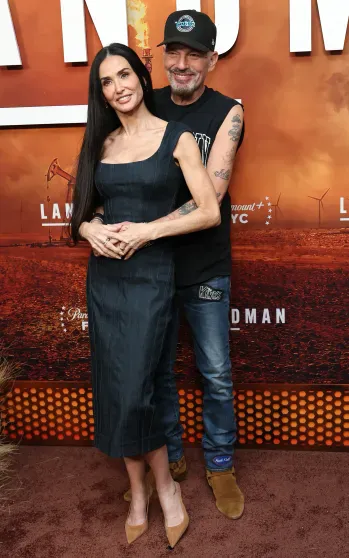 Деми Мур вышла в свет с бывшим мужем Анджелины Джоли Деми Мур вышла в свет с бывшим мужем Анджелины Джоли