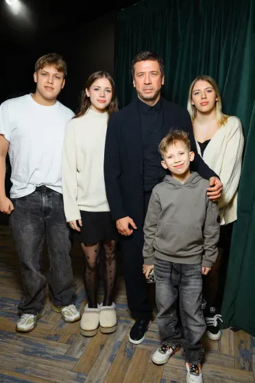 Дмитрий Песков, Ирина Винер, Джиган и Мария Янковская ("Сигма-бой") на премьере фильма "Северный полюс" Дмитрий Песков, Ирина Винер, Джиган и Мария Янковская ("Сигма-бой") на премьере фильма "Северный полюс"