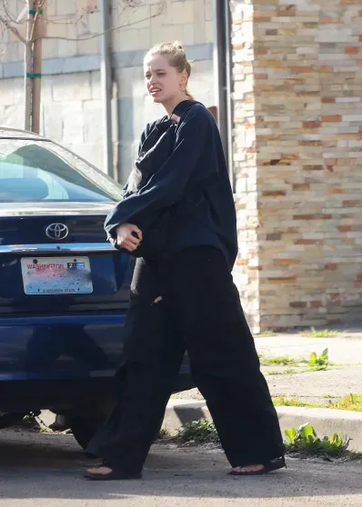 Дочь Анджелины Джоли Шайло засняли у танцевальной студии с подругой Дочь Анджелины Джоли Шайло засняли у танцевальной студии с подругой