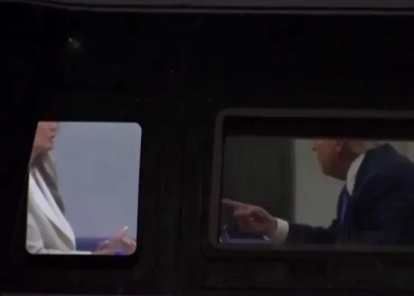 Дональд и Мелания Трамп поссорились на борту вертолёта: видео Дональд и Мелания Трамп поссорились на борту вертолёта: видео