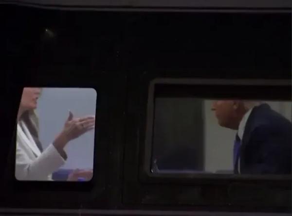 Дональд и Мелания Трамп поссорились на борту вертолёта: видео Дональд и Мелания Трамп поссорились на борту вертолёта: видео