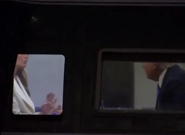 Дональд и Мелания Трамп поссорились на борту вертолёта: видео Дональд и Мелания Трамп поссорились на борту вертолёта: видео