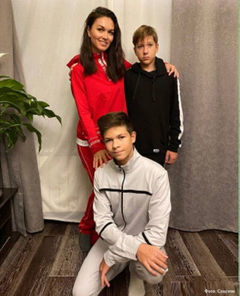 Юлия Такшина вышла с красавчиками детьми на подиум (видео) Юлия Такшина вышла с красавчиками детьми на подиум (видео)