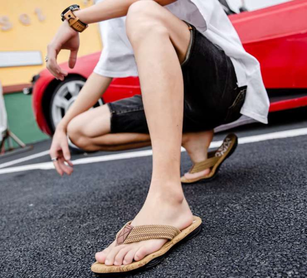 И на пляж, и в офис: как и с чем будем носить вьетнамки этим летом И на пляж, и в офис: как и с чем будем носить вьетнамки этим летом