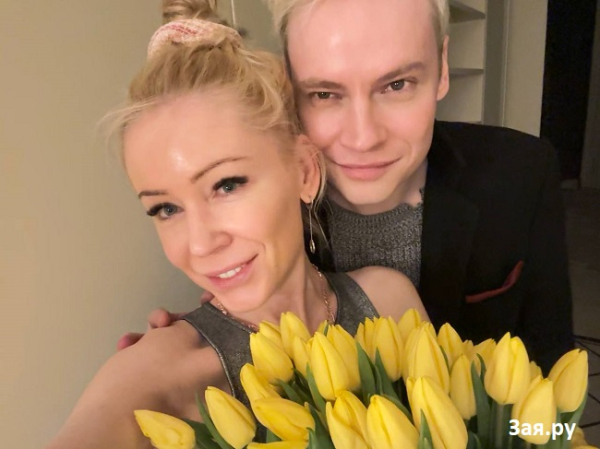 Певец Шаман появился с невестой Екатериной Мизулиной после певческого конкурса (видео) Певец Шаман появился с невестой Екатериной Мизулиной после певческого конкурса (видео)