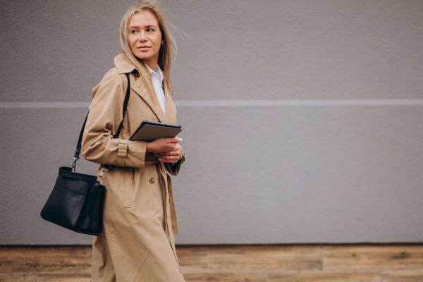 Небанальная классика: вариации бежевых тренчей на весну 2025 Небанальная классика: вариации бежевых тренчей на весну 2025