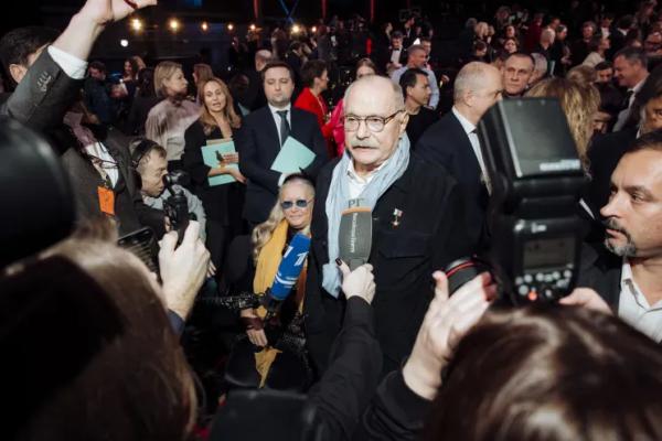 Елизавета Боярская, Виктория Исакова, Елена Лядова, Владимир Вдовиченков, Сергей Безруков и Агата Муцениеце на премии "Золотой орёл" Елизавета Боярская, Виктория Исакова, Елена Лядова, Владимир Вдовиченков, Сергей Безруков и Агата Муцениеце на премии "Золотой орёл"