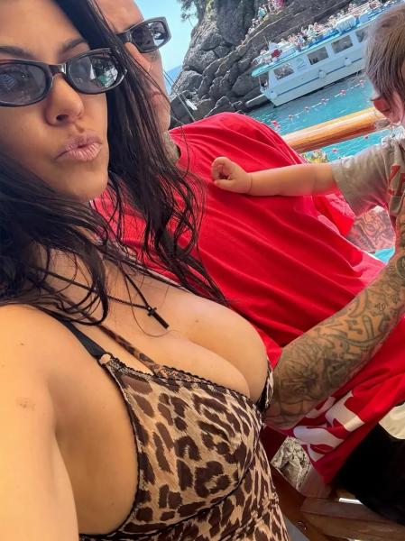 Кортни Кардашьян и Трэвис Баркер посетили с семьей Диснейленд
Кортни Кардашьян и Трэвис Баркер посетили с семьей Диснейленд