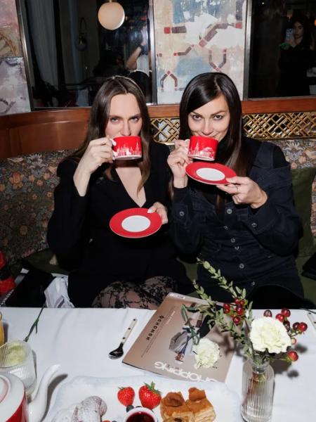 Лиза Адаменко, Наталья Ракоч, Лена Червова, Алёна Лейнер, Рамон Паласиос-Фернандес и другие на бранче-презентации Лиза Адаменко, Наталья Ракоч, Лена Червова, Алёна Лейнер, Рамон Паласиос-Фернандес и другие на бранче-презентации