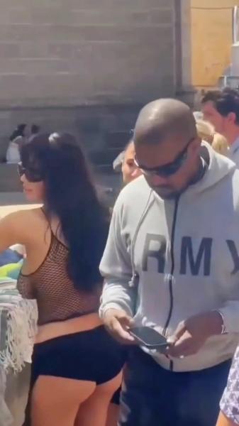 Бьянка Ценсори в провокационном наряде гуляет по рынку в Испании
Бьянка Ценсори в провокационном наряде гуляет по рынку в Испании