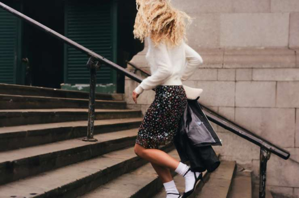 В пир и в мир: блестки и пайетки в кэжуал-образах, как не скатиться в вульгарность В пир и в мир: блестки и пайетки в кэжуал-образах, как не скатиться в вульгарность